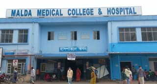মালদা মেডিকেল কলেজ হাসপাতালে চিকিৎসাধীন রয়েছেন গৃহবধূ