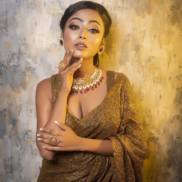 তাঁর সাজে বার বার মুগ্ধ হয়েছেন নেটিজেনরা৷ কিন্তু মনের কোণে লুকিয়ে রাখা অভিমানের আঁচ কাউকে টের পেতে দেননি বিদিশা
