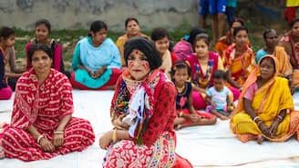 পরনে ঘাগড়া, হাতে চুরি, ঠোঁটে লিপস্টিক স্কুলের প্রধান শিক্ষকের! কিন্তু কেন?দেখুন