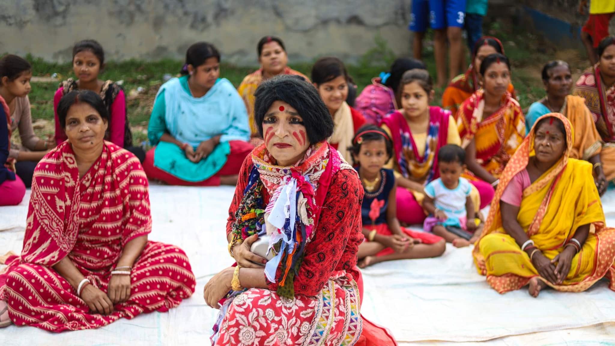 পরনে ঘাগড়া, হাতে চুরি, ঠোঁটে লিপস্টিক স্কুলের প্রধান শিক্ষকের! কিন্তু কেন?দেখুন