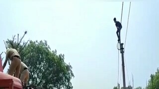 Hoogly News: mentally ill youth gets up in electric poll