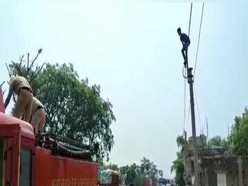 Hoogly News: mentally ill youth gets up in electric poll