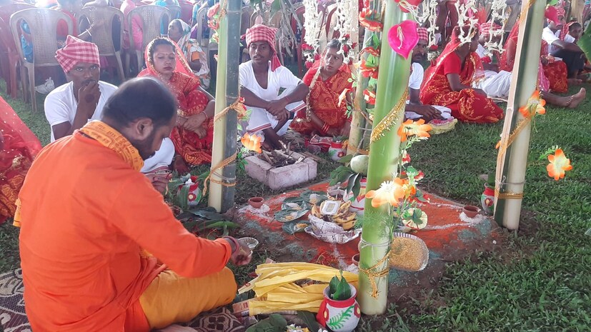 আর্থিক দিক থেকে পিছিয়ে থাকার কারণে বিবাহ বন্ধনে আবদ্ধ হতে পারছিল না ওঁরা। অথচ নিজেদের মতো করে অনেকেই সংসার চালিয়ে আসছিলেন। এমনই উত্তরবঙ্গের বিভিন্ন জেলার চা শ্রমিক এবং বনবস্তিবাসীরা আজ বসলেন বিয়ের পিঁড়িতে। রীতিমতো আচার, বিধি মেনেই সম্পন্ন হল বিয়ে।