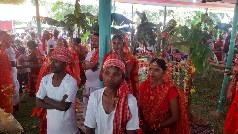 আদিবাসী সম্প্রদায়ের ১০৮ জোড়া দম্পতি একসঙ্গে বসলেন ছাদনাতলায়। পুরোহিতের মন্ত্রোচারণের মধ্যে দিয়ে মিলিত হল চার হাত। বিয়ে সম্পন্ন করতে ছিলেন ২৮ জন পুরোহিত। শিলিগুড়ি ও সুকনার মাঝে শালবাড়ি বিরসা শিশুশিক্ষা কেন্দ্রে বিয়ের আসর বসেছিল। ছিল আদিবাসীদের নিজস্ব পরম্পরা, সংস্কৃতির ছোঁয়া। মাদলের তালে নাচলেন আদিবাসী মহিলারা। হইচই, হুল্লোড় লেগেই ছিল। এই গণ বিবাহকে ঘিরে এলাকায় ছিল উৎসবের মেজাজ।