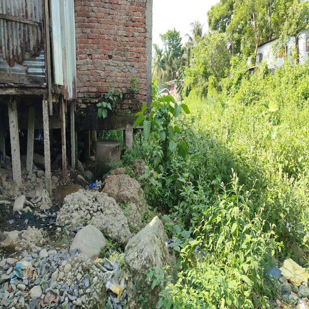 জেলা তৃণমূলের সভানেত্রী পাপিয়া ঘোষ অবশ্য পুলিশের ওপরই আস্থা রেখে চলছেন। তিনি বলেন, &quot;মুখ্যমন্ত্রীর নির্দেশে পুলিশ অভিযান শুরু করেছে। এক্ষেত্রে কোনও রং, বর্ণ, ধর্ম দেখা হচ্ছে না। আইন আইনের পথে চলবে&quot;। Reporter-Partha Sarkar
