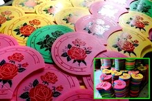 মুখে হাসি পাখা শিল্পের সাথে যুক্ত কারিগরদের