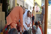রামকৃষ্ণ মিশনের আনুষ্ঠানিক সেবাকাজের ১২৫ বর্ষ উদযাপন, ত্রাণসামগ্রী বিতরণ রামকৃষ্ণ মিশনের আনুষ্ঠানিক সেবাকাজের ১২৫ বর্ষ উদযাপন, ত্রাণসামগ্রী বিতরণ