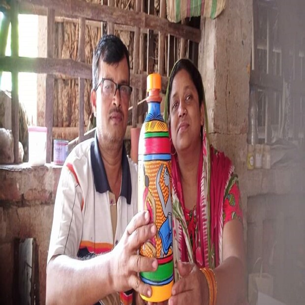মাটির তৈরি রঙিন জলের বোতল অনেকেই সখে কিনছেন। তারপর মাটির তৈরি বোতলে জলের স্বাদ পেতে চাহিদা বাড়ছে উৎসুক মানুষদের। যার জেরে পূর্ব মেদিনীপুরের চন্ডিপুর ব্লকের হবিচক নানকারচক পটুয়া পাড়ায় মাটির তৈরি বোতলে পট চিত্র ফুটিয়ে তুলতে দেখা গেল ব্যস্ততা তুঙ্গে।