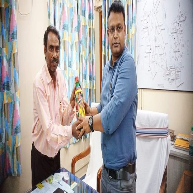 ইতিমধ্যেই এ ধরণের জলের বোতল বেশ কয়েকজন সরকারি আধিকারিকদের হাতে এই বোতল তুলে দিয়েছেন। অভিনব এই  মাটির তৈরি বোতল পেয়ে খুশি সরকারি আধিকারিকরা। স্থানীয় মুরাদপুর হাইস্কুলের শিক্ষক ও পরিবেশ কর্মী অরুনাংশ প্রধান জানান প্লাস্টিকের বোতলের তুলনায় এই মাটির বোতল অনেক পরিবেশ বান্ধব এবং স্বাস্থ্যকর। Reporter-Sujit Bhowmik