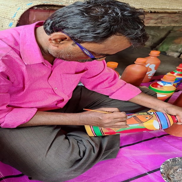 পট শিল্পী আবেদ চিত্রকর জানান বর্তমান দিনে মানুষ অভিনবত্ব চায় সব কিছুতেই। তাই এই গরমে মাটির তৈরি রঙিন জলের বোতল সঙ্গে রাখতে কেনার চাহিদা বাড়ছে। ইতিমধ্যে জেলা জুড়ে এই মাটির তৈরি রঙিন জলের বোতল সাড়া ফেলেছে। এই বোতল মাটির তৈরি হওয়ায় দীর্ঘ সময় পানীয় জল ঠান্ডা থাকে। প্লাস্টিক বোতলের তুলনায় জলের স্বাদ ভাল হয়।