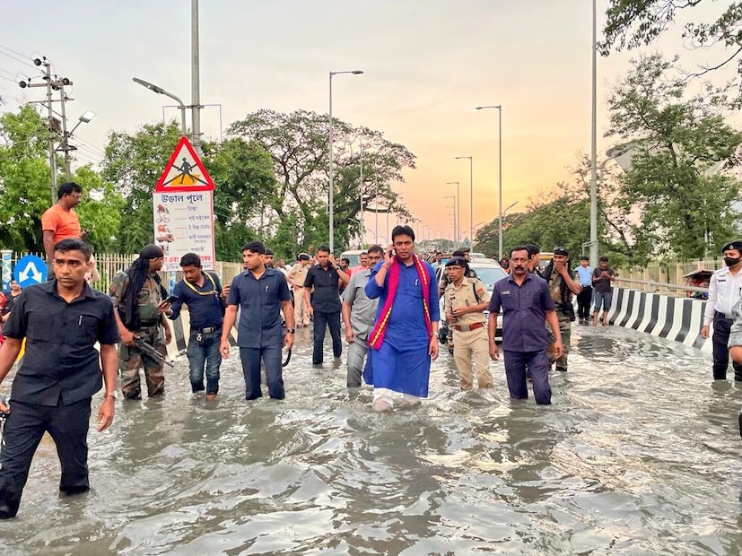  দক্ষিণ-পশ্চিম শক্তিশালী বাতাসের কারণে উত্তর-পূর্ব ভারতের রাজ্যগুলিতে বৃষ্টি চলবে। আগামী কয়েকদিন অসম, অরুণাচল প্রদেশ, মেঘালয়, মনিপুর, মিজোরাম, নাগাল্যান্ড এবং ত্রিপুরাতে ভারী বৃষ্টির সম্ভাবনা রয়েছে। অসম ও মেঘালয়ে প্রবল বর্ষণের সতর্কতা রয়েছে । আজ, শুক্রবার মিজোরাম ও ত্রিপুরাতেও অতি বর্ষণের সতর্কতা। এই দক্ষিণ-পশ্চিম বাতাসের কারণে বৃষ্টি হবে সিকিম এবং উত্তরবঙ্গের জেলাগুলিতে।