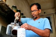 দোকানে ক্রেতাদের  চা পরিবেশন করতে করতে কবিতা শোনাচ্ছেন গোবরডাঙার নিতাই মিস্ত্রি