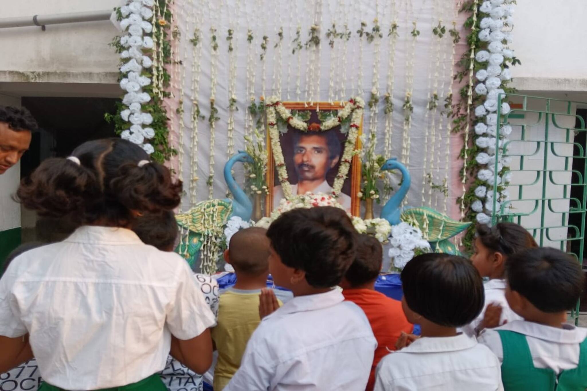 Howrah: এক বছর পর প্রিয় শিক্ষককে শ্রদ্ধা জানাল ছাত্রছাত্রীরা
