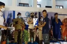 লাঠি বন্দুকের পাশাপাশি বই কলম হাতে দেখা মিলবে পুলিশের লাঠি বন্দুকের পাশাপাশি বই কলম হাতে দেখা মিলবে পুলিশের