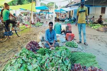 কাঁচামালের ব্যবসা করেই সংসারের হাল ধরেছেন এমএ পাস ছাত্র