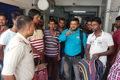 কান্দি বিডিও অফিসে বিক্ষোভ যুবকদের