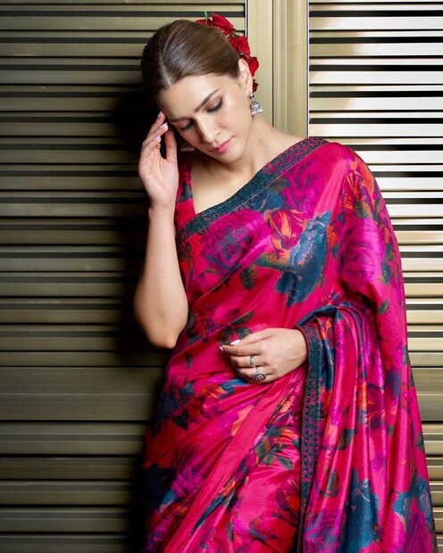 কৃতি শ্যাননের এই ফ্লোরাল পিংক শাড়ি নজরকাড়া