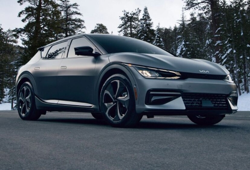  Kia EV6-এ প্যানোরামিক কার্ভড ডিসপ্লে প্যানেল রয়েছে। EV6-এর বুট স্পেস হল ৫২০ লিটার (VDA স্ট্যান্ডার্ড) এবং পিছনের আসনগুলি মুড়ে দিলে ১৩০০ লিটার পর্যন্ত বাড়ানো যেতে পারে। এটি অগমেন্টেড রিয়েলিটি হেড-আপ ডিসপ্লে, ৩৬০-ডিগ্রি ক্যামেরা, রিমোট কন্ট্রোল পার্কিংয়ের পাশাপাশি লেন ফলো অ্যাসিস্ট, হাইওয়ে ড্রাইভিং অ্যাসিস্ট সহ নিরাপত্তা বৈশিষ্ট্যগুলির উপর জোর দেওয়া হয়েছে।