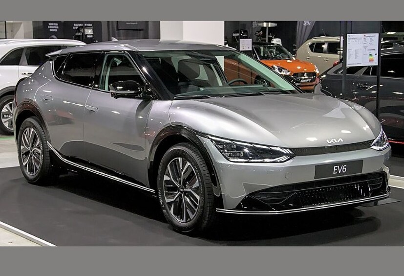 Kia EV6 বৈদ্যুতিক কমপ্যাক্ট ক্রসওভার SUV। কিয়ার প্রথম বৈদ্যুতিক গাড়িটি ২০২১ সালের মার্চ মাসে বিশ্ব বাজারে আনা হয়েছিল। Hyundai Ioniq 5-এর মতো, বৈদ্যুতিক হল প্রথম মডেল যা গ্লোবাল মডুলার প্ল্যাটফর্মে (E-GMP) তৈরি করা হয়েছে৷