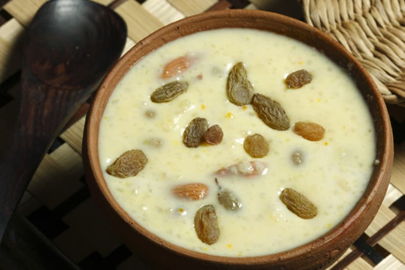 প্রথমেই জেনে নেওয়া যাক শীর খুরমা (Sheer Khurma) রান্নার পদ্ধতি ও উপকরণ: শীর খুরমা বা়ড়িতে বানানোর জন্য প্রথমে একটি পাত্রে ঘি গরম করে তাতে আমন্ড, কিসমিস, পেস্তা কুচি দিয়ে ভেজে নিতে হবে। এর পর গরম ঘিয়ে পরিমাণ মতো সিমাই ভেজে নিতে হবে। এবার অন্য পাত্রে দুধের মধ্যে চিনি দিয়ে অল্প আঁচে দুধ ঘন হওয়া পর্যন্ত ফুটিয়ে নিতে হবে। দুধ ঘন হয়ে এলে এর মধ্যে ভাজা সিমাই, পেস্তা-কিসমিস এবং কেশর দিয়ে ভালো ভাবে মিশিয়ে নিতে হবে। এর পরে এক চিমটি এলাচ গুঁড়ো দিয়ে অল্প আঁচে কিছুক্ষণ ফুটিয়ে নিতে হবে। এবার ঠাণ্ডা করে খেজুর দিয়ে সাজিয়ে পরিবেশন করা যেতে পারে।