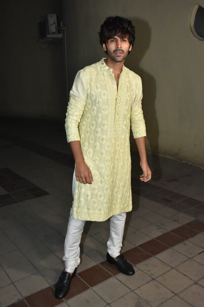 হলুদ কুর্তা পরে কার্তিক আরিয়ান। 