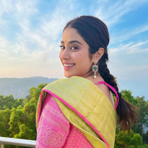 *হলুদ এবং পিঙ্ক কম্বিনেশনের সাবেকি শাড়িতে অভিনেত্রী জাহ্নবী কাপুর। (Image: Instagram)