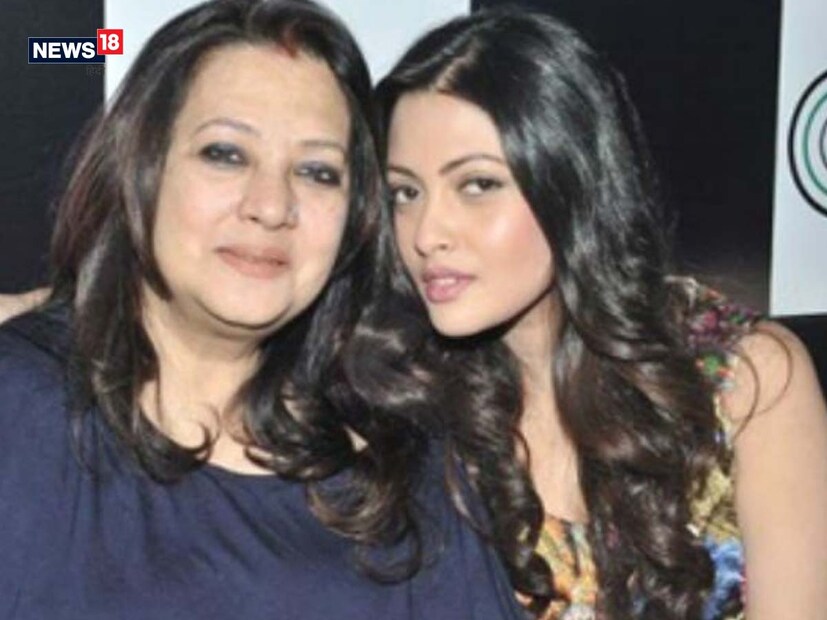 মুনমুনের আরও এক কন্যা অভিনেত্রী রিয়া সেনও মা মুনমুন সেনের পদবী ব্যবহার করেন।