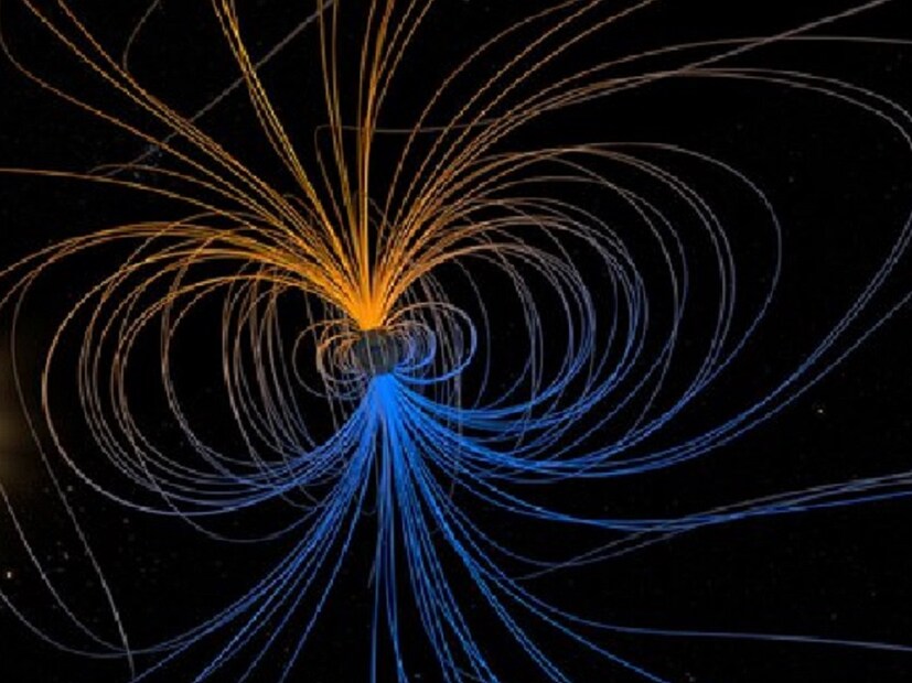 •NASA এবং ইউরোপীয় মহাকাশ সংস্থার গবেষণায় ইতিমধ্যেই প্রকাশ করা হয়েছে যে ম্যাগনেটোস্ফেয়ার এই অংশের মধ্য দিয়ে চাঁদের উত্তরণের সময় উল্লেখযোগ্য পরিমাণে জলে আয়ন উপস্থিত থাকে। চাঁদের ম্যাগনেটোস্ফিয়ারের এই উপস্থিতিকে ম্যাগনেটোটেল বলা হয়। এটি কিছু সময়ের জন্য পৃথিবীর চৌম্বক ক্ষেত্র রেখাকে প্রভাবিত করে। চাঁদ যখন এই জায়গায় অবস্থান করে, তখন এই ভাঙা ফিল্ড লাইনগুলি যুক্ত হয় এবং এমন পরিস্থিতিতে হাইড্রোজেন অক্সিজেন আয়নগুলি পৃথিবীতে ফিরে আসতে শুরু করে৷ তখন চাঁদের সাথে সংঘর্ষে তাপমাত্রা কমে জল জমতে শুরু করে। (ছবি: @NASA_Marshall)
