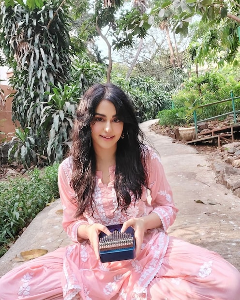 প্যাস্টেল শেডের পোশাকের সঙ্গে ভিজে চুলে তাঁকে লাগছে সকালের শিশিরভেজা ফুলের মতোই৷