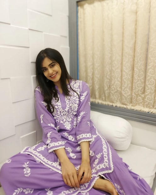 সাহসী পোশাকের পাশাপাশি হাল্কা রঙের ঐতিহ্যবাহী পোশাকে তিনি স্নিগ্ধ সুন্দরী