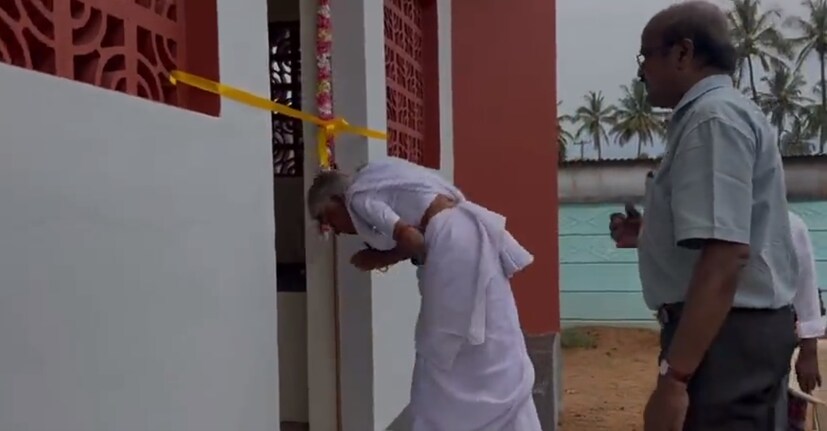 প্রথমবার নতুন বাড়িতে প্রবেশ করে আবেগপ্রবণ হয়ে পড়েন ইডলি আম্মা।