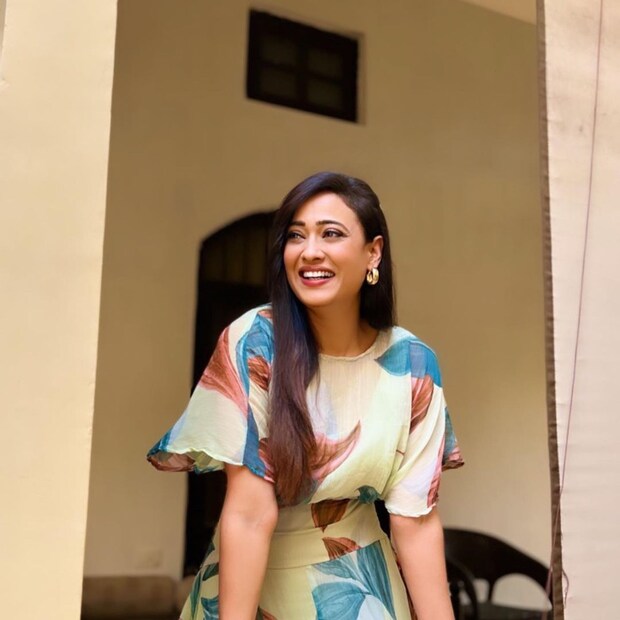 হাসিলে তো মুক্তা ঝরে। ঠিক যেন কোনও ষোড়শী। 