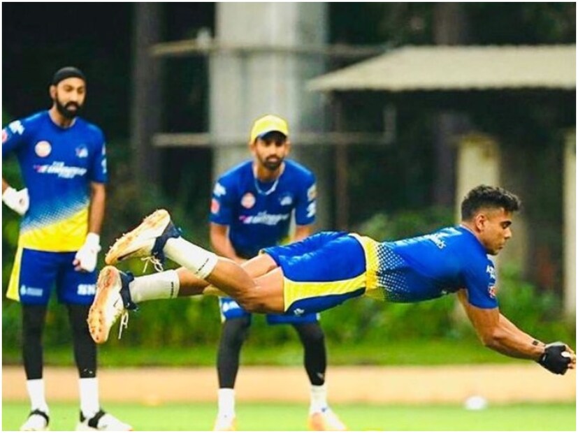 রাজ্যবর্ধন হ্যাঙ্গরগেকরের ভারতের অনূ্ধ্ব-১৯ দলের বিশ্বকাজ জয়ে গুরুত্বপূর্ণ অবদান ছিল। টুর্নামেন্টে ৫ উইকেট নিয়েছিলেন। চেন্নাই সুপার কিংস তাঁকে ৩০ লাখ টাকায় দলে নিয়েছিল।