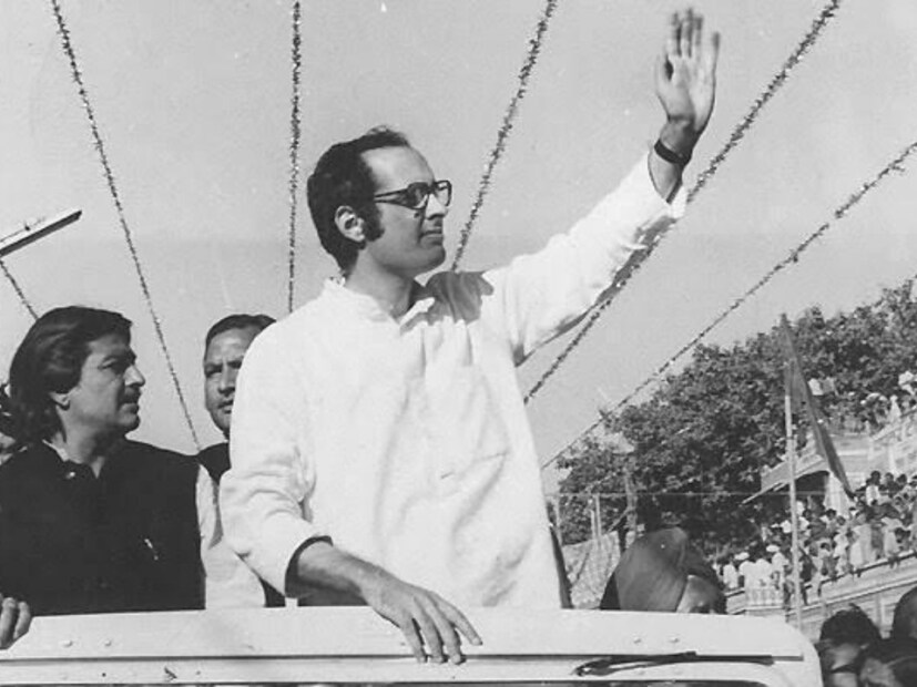 দেশের প্রাক্তন প্রধানমন্ত্রী ইন্দিরা গান্ধীর ছোট ছেলে সঞ্জয় গান্ধীর মৃত্যু হয়েছিল বিমান দুর্ঘটনায়। ১৯৮০ সালে দুর্ঘটনা ঘটেছিল। জানা যায়, সেদিন নিজেই প্লেন ওড়াচ্ছিলেন সঞ্জয় গান্ধী।