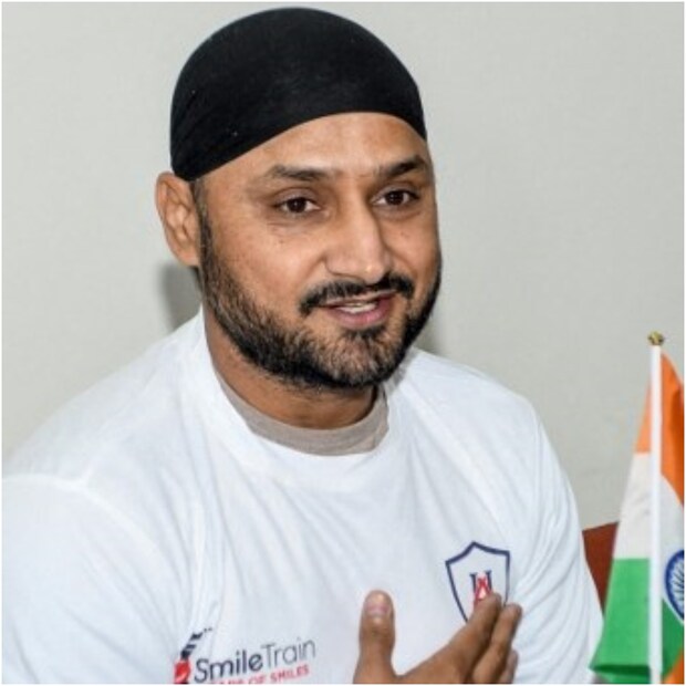 আমার কেরিয়ার নষ্ট করে দিয়েছে হরভজন সিং। ২০১৮ সালে এমন অভিযোগ করেন সাইমন্ডস। অজি তারকা জানান, মাঙ্কি-েট কেলেঙ্কারির পর থেকে তিনি মদ্যপান শুরু করেন। হতাশায় ডুবে গিয়েছিলেন তিনি।