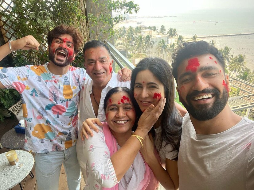 অন্তরঙ্গতার এই ছবিতে ধরা পড়েছে ভিকি কৌশলের পরিবার৷ হোলির আনন্দে মাতোয়ারা ভিকি, ক্যাটরিনা-সহ পরিবারের অন্য সদস্যরা৷