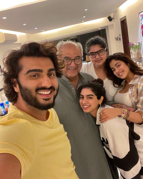 অর্জুন, জাহ্নবী, খুশি ও অংশুলা-চার সন্তানের মাঝে বনি কপূর৷