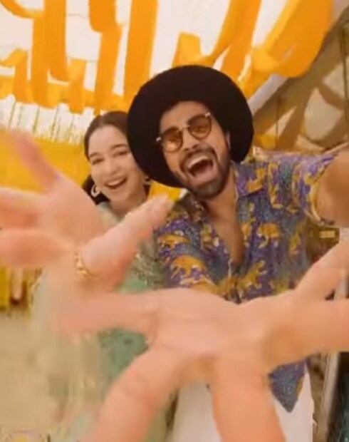 অনেকেই সারা তেন্ডুলকরকে বিউটি আইকন বলেন। এদিন সারার ছবি নিয়েও সোশ্যাল মিডিয়ায় কমেন্ট-এর ঝড় উঠল।