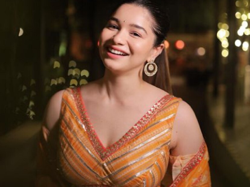 বিয়ের মরশুম। আর তাই সাজগোজ করে বেশ কয়েকটি ছবি পোস্ট করেছেন সচিন তেন্ডুলকরের মেয়ে সারা।