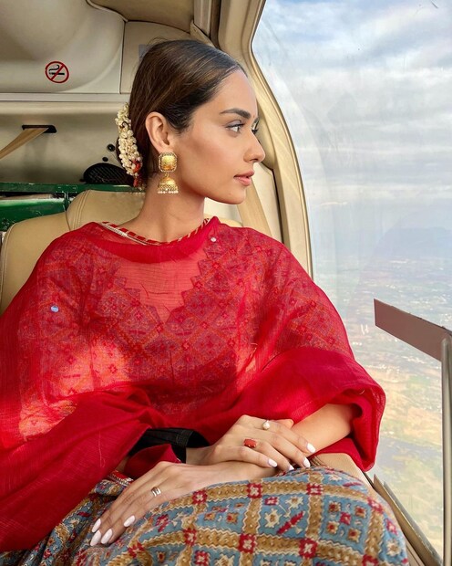 *ব্লক প্রিন্টের কুর্তায় নায়িকা যেন স্নিগ্ধতার আরেল নাম! (Image: Instagram)