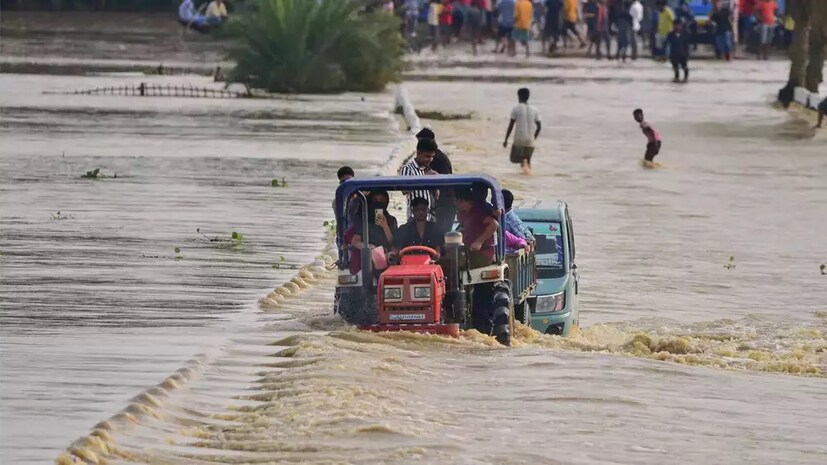 সেনা ও এনডিআরফ-এর দল উদ্ধারকাজে রয়েছে। গ্রাম থেকে বহু মানুষকে নিরাপদ স্থানে সরিয়ে নেওয়া হয়েছে।