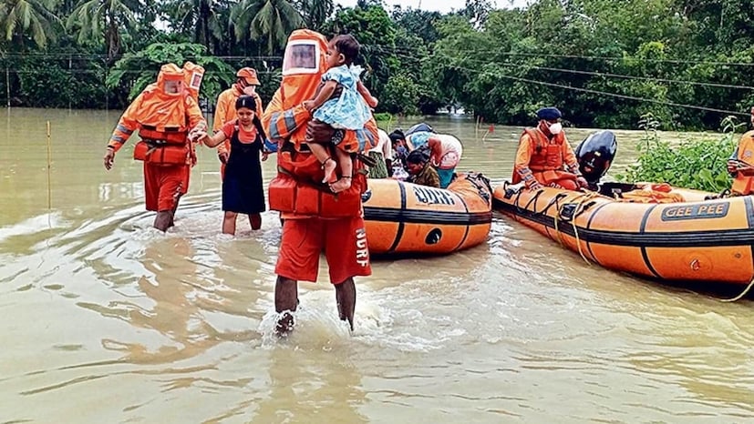 Assam Flood News: অসমে ভয়াবহ বন্যায় ২৬টি জেলার মানুষ ক্ষতিগ্রস্থ। একদিকে বন্যা, অন্যদিকে ভূমিধস। 