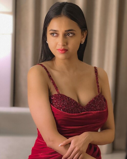 স্ট্র্যাপি গাউনে স্পষ্ট বক্ষ বিভাজিকা। জনপ্রিয়তার শিখরে তেজস্বী। 