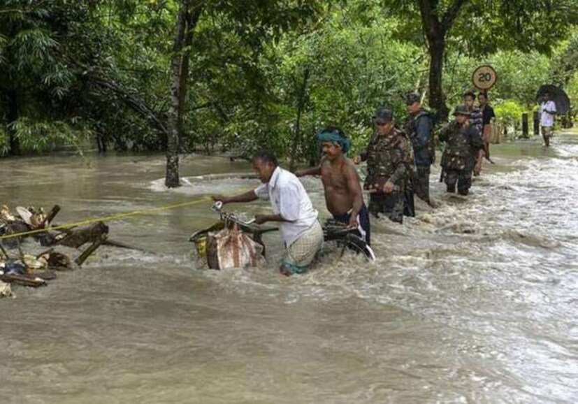গ্রামবাসীদের দাবি, গত পাঁচ দিনে রাজ্য সরকার ও জেলা প্রশাসনের কাছ থেকে তারা খুব একটা সাহায্য পাননি। অসামের পরিস্থিতি এখনও উদ্বেগজনক। অবিরাম বর্ষণে ২৯টি জেলার ২৫৮৫টি গ্রামের ৮ লাখেরও বেশি মানুষ ক্ষতিগ্রস্ত হয়েছেন।