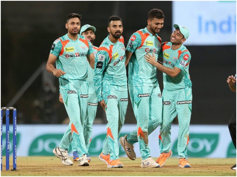 লখনউ এবারই প্রথম আইপিএলে খেলছে। আর প্রথমবারই প্ল-অফে সুযোগ পেল তারা। গ্রুপ পর্বে কোহলির দলের বিরুদ্ধে ১৮ রানে হেরেছিল কেএল রাহুলের এলএসজি।