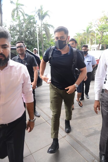 আইপিএল অভিযান শেষ সিএসকে-র। জৈব সুরক্ষা বলয়ের পর্বও শেষ। এবার ধোনির বাড়ি ফেরার পালা। রবিবার এমএসডিকে দেখা গেল বিমানবন্দরে। 