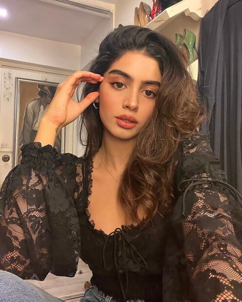 কালো লেসের ড্রেসে সেক্সি অবতার।