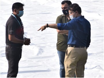 ইডেনে সৌরভ যেন বরকর্তা! পিচ, মাঠ, হসপিটালিটি বক্স কী না দেখলেন মহারাজ! ইডেনে সৌরভ যেন বরকর্তা! পিচ, মাঠ, হসপিটালিটি বক্স কী না দেখলেন মহারাজ!