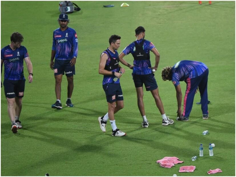 ইডেনের উইকেটে আজ বোলাররা বাড়তি সুবিধা পেতে পারেন। তা মনে করা হচ্ছে. টসে যে দল জিতবে তারা আজ প্রথমে বোলিং করবে।