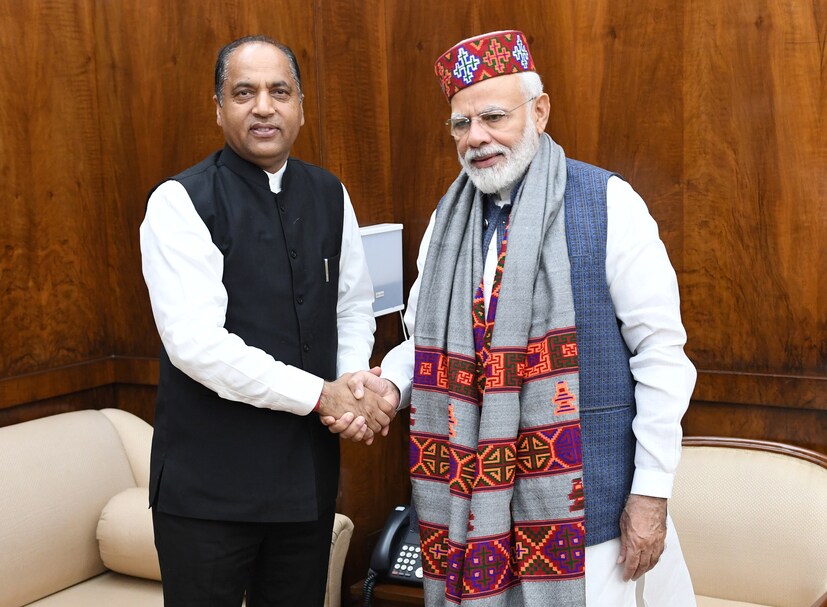 হিমাচল প্রদেশের মুখ্যমন্ত্রী জয় রাম ঠাকুরের সঙ্গে সেখানকার সাবেকি টুপি মাথায় মোদি। 